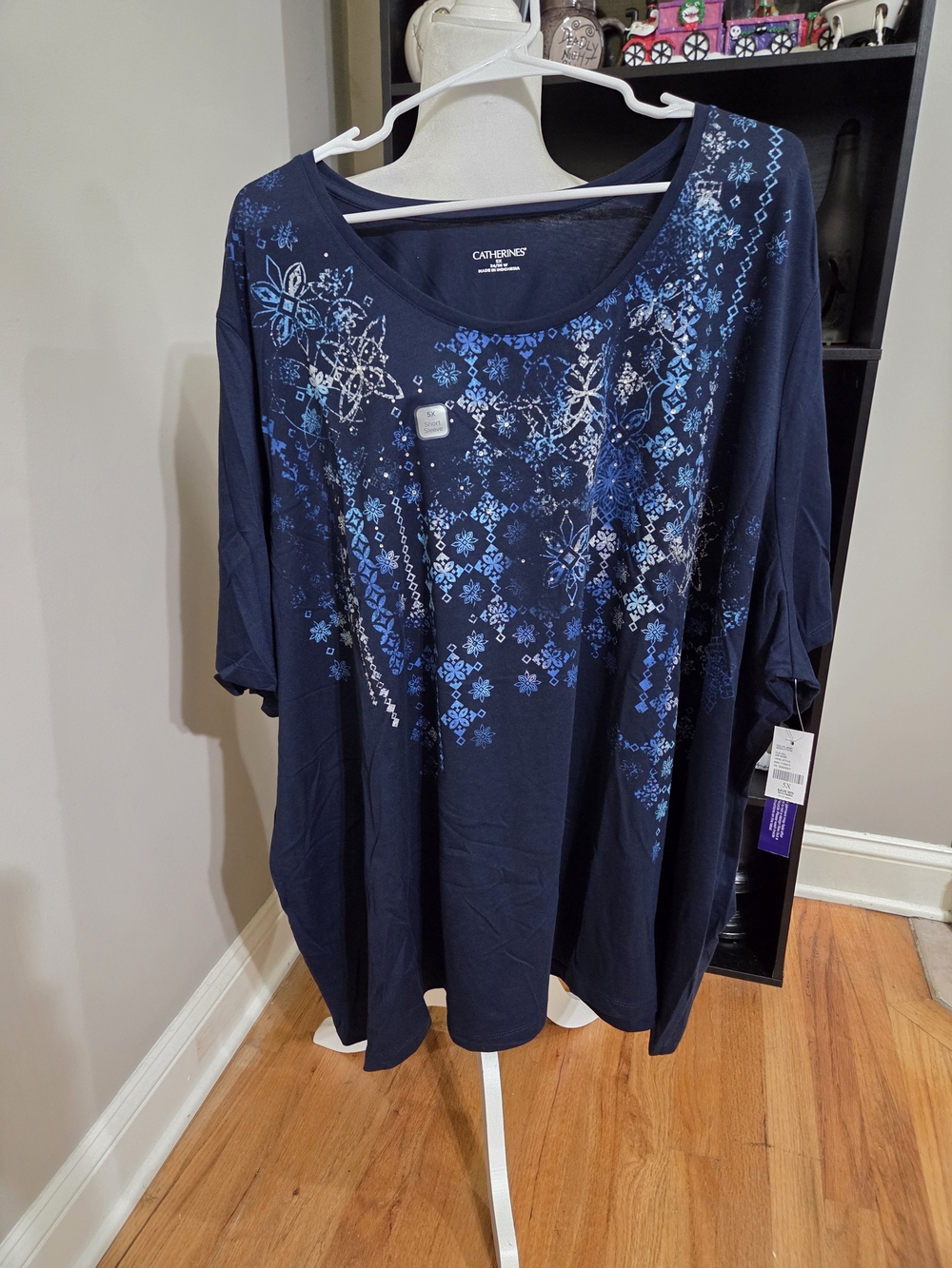 Catherines Navy Scoop Neck Short Sleeve Top with Blue Print